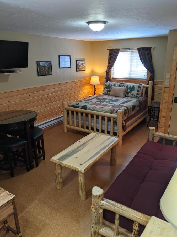 9 Bar W Cabins Вест-Йеллоустоун Екстер'єр фото