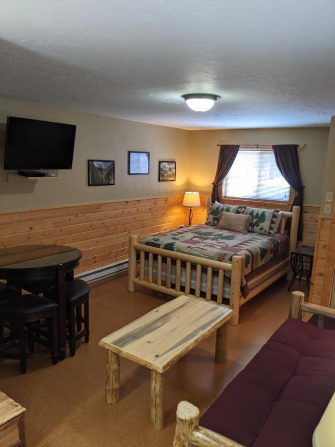 9 Bar W Cabins Вест-Йеллоустоун Екстер'єр фото